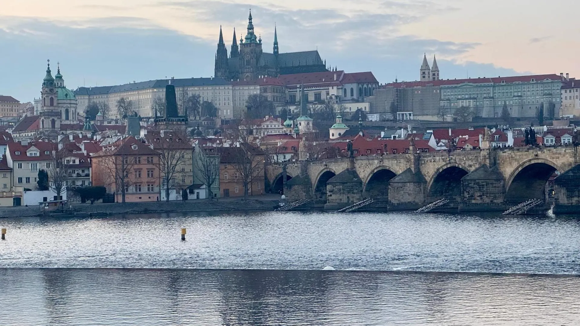 Charles Bridge Apartment براغ